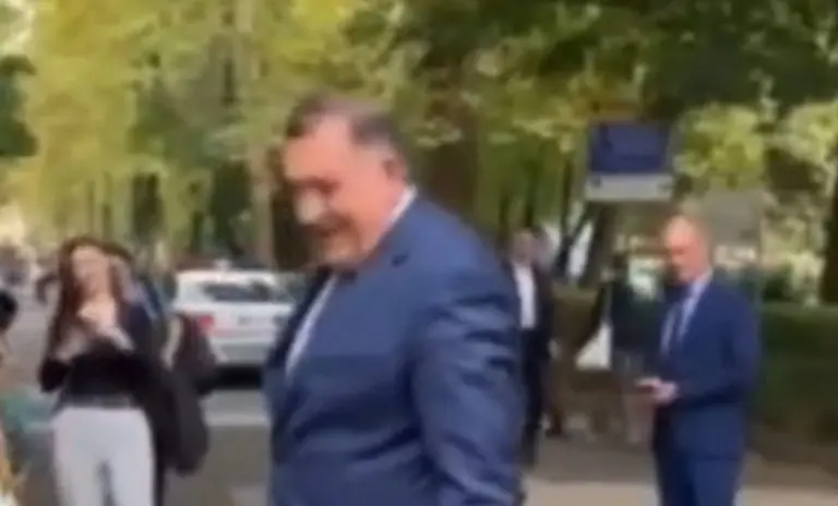 Dodik se obratio djeci, oni njemu: “Đe si lopove” (VIDEO)
