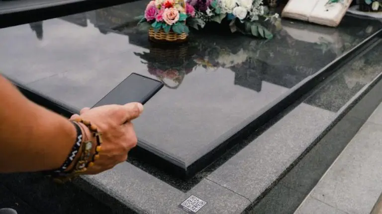 QR kod i na nadgrobnim spomenicima: Skenirate i saznate sve o pokojniku
