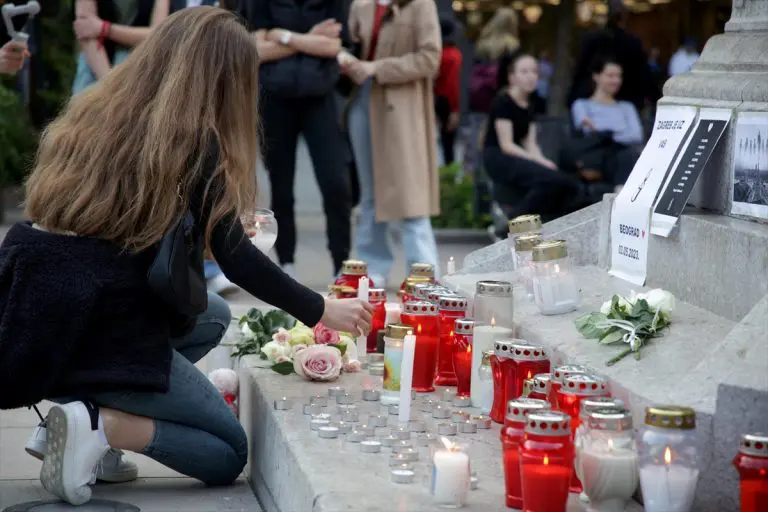 Zagreb: Upaljene svijeće i položeno cvijeće u spomen na žrtve napada u Beogradu