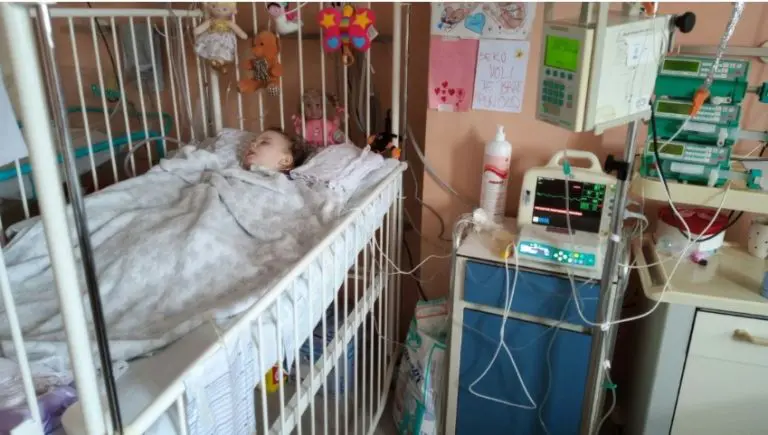 Dvogodišnja Dalila koja u bolnici leži 14 mjeseci neprekidno, konačno može kući!