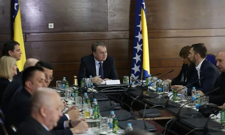 Vlada FBiH odustaje od nabavke novih automobila u korist djece oboljele od cistične fibroze