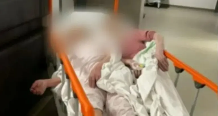 Pacijentica sa šokantne fotografije preminula istog dana, a direktor tvrdio da je dobro