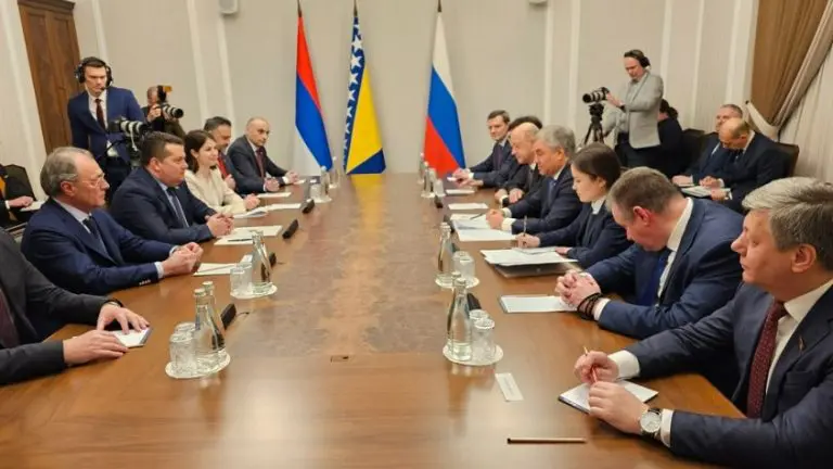 Američka ambasada u BiH za BUKU: Sramotna posjeta Rusiji