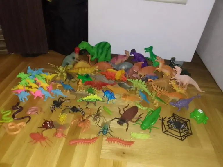 Dječak prodaje kolekciju dinosaurusa kako bi pomogao mami Jeleni u liječenju