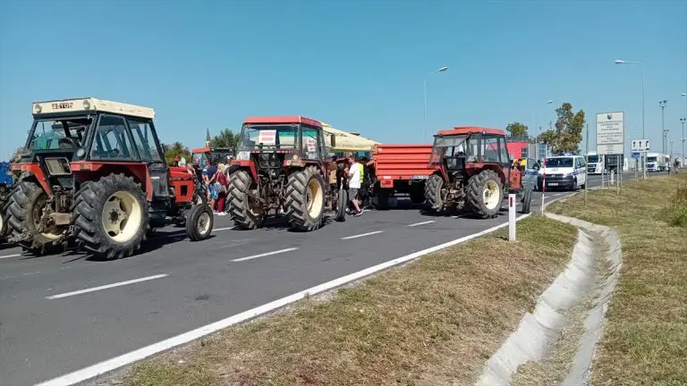 Poljoprivrednici traktorima blokirali granični prelaz u Orašju