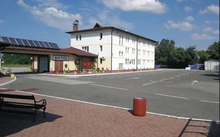 Motel “Jezero” u Trnu opkolili policajci naoružani dugim cijevima