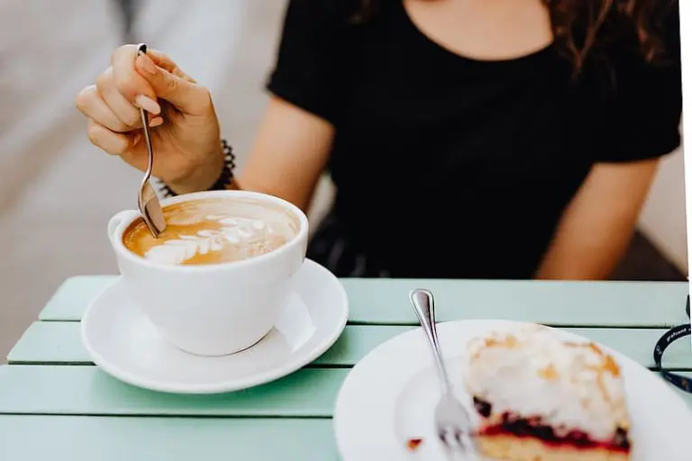 Neugodni znakovi koji ukazuju da možda pijete previše kafe