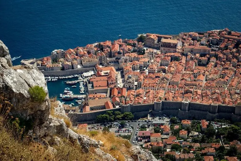 U starom dijelu Dubrovnika turisti više ne smiju vući kofere, i ugostitelji moraju smanjiti buku