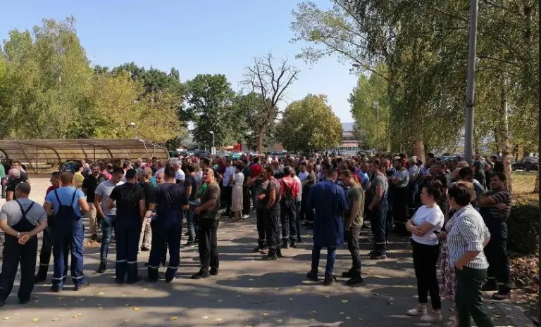 “Nakon litvanskih došli su domaći banditi”: Novi protest ispred “ALUMINE”