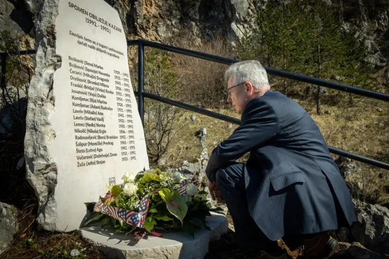 Američki ambasador se poklonio žrtvama na Kazanima: Spomenik je nepotpun bez imena svih žrtava i priznanja počinilaca zločina
