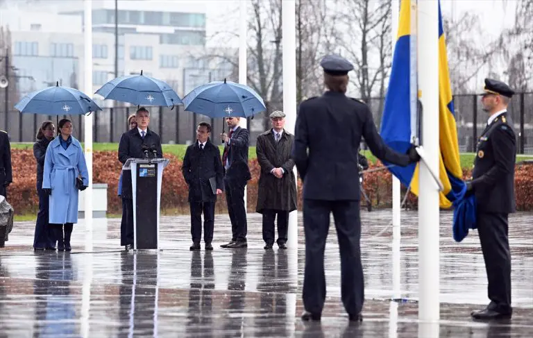 Švedska zastava podignuta u sjedištu NATO-a