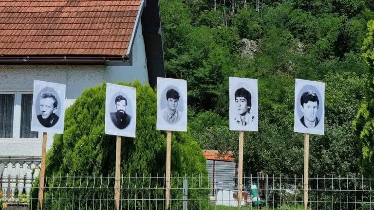 “Uklanjanje fotografija u Bratuncu naloženo radi bezbjednog odvijanja saobraćaja”