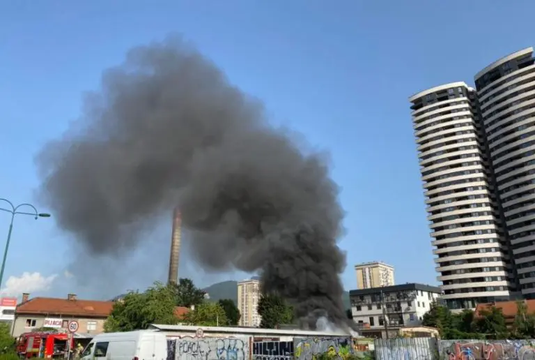 Gori “Buvlja pijaca” u Sarajevu