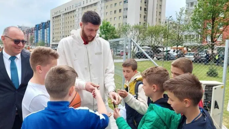 Jusuf Nurkić mladima Tuzle poklonio košarkaško igralište