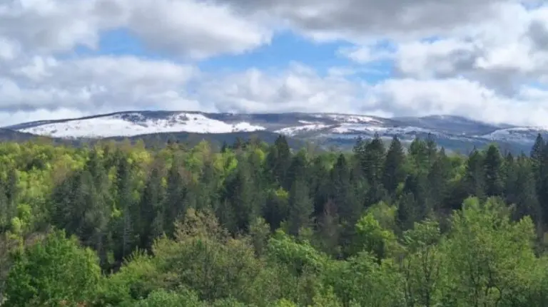 Voćnjaci i bašte prekriveni snijegom: Bijele se vrhovi krajiških planina