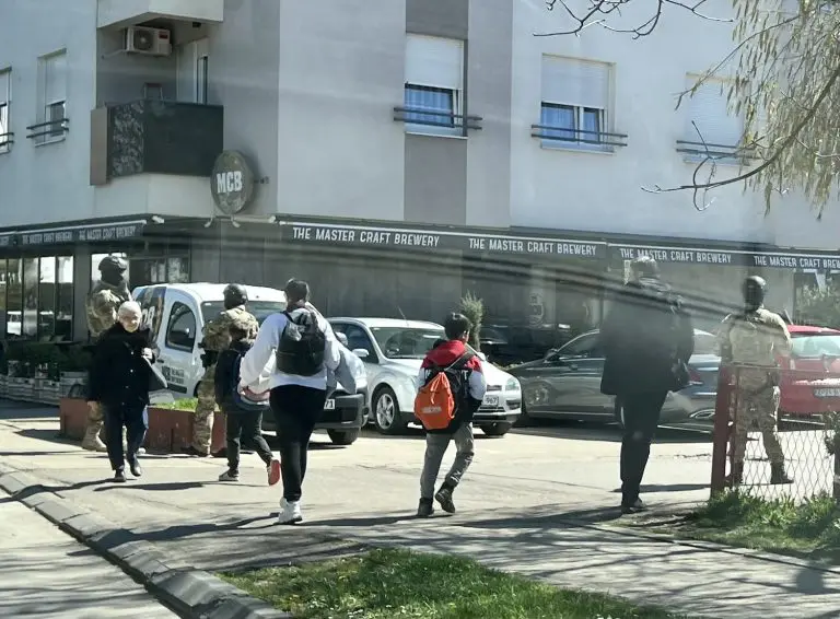 Pripadnici MUP-a Republike Srpske i kod Ugostiteljske škole u Banjaluci (FOTO)