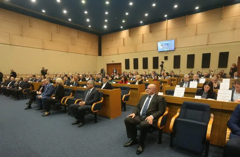 Gubici u milijardama, odgovornosti nigdje: Sjednica o javnim preduzećima pala prije prve riječi