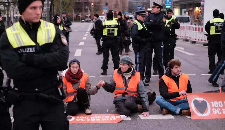 Klimatski aktivisti se zalijepili za najprometnije ceste u Berlinu i Munchenu