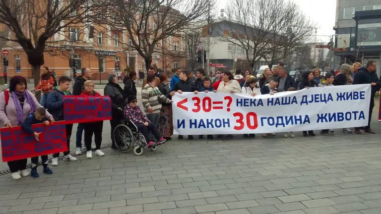 Protest roditelja djece sa smetnjama u razvoju u Banjaluci: Naša djeca trebaju da žive i nakon 30.godine života!