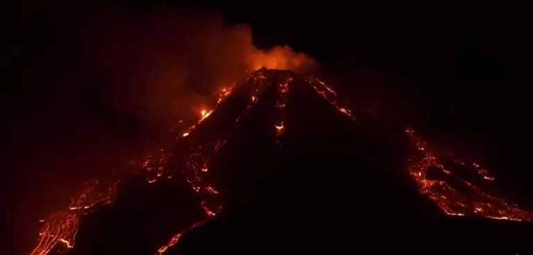 ČUDESNA I RIJETKA POJAVA: Pogledajte kako Etna izbacuje savršene krugove dima (VIDEO)