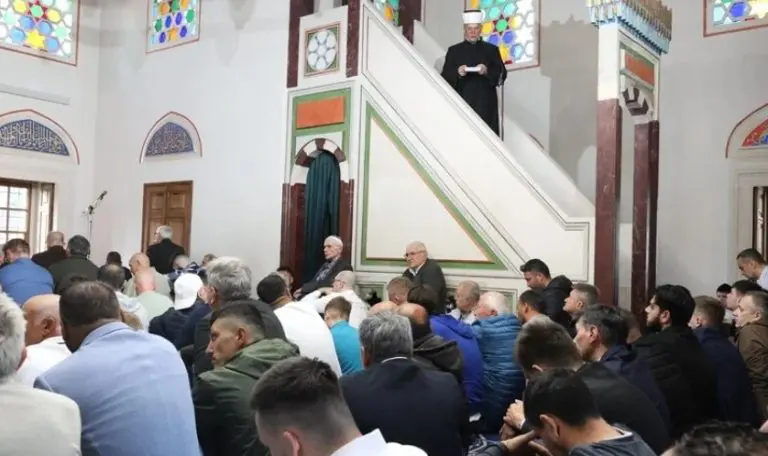 Bajram-namaz u banjalučkoj Ferhadiji: Ramazanski bajram počeo u vedrini, svjetlu i ljepoti