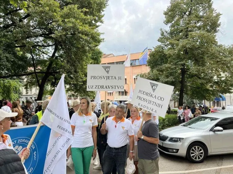Zdravstveni radnici održali protest ispred Vlade Kantona Sarajevo: Traže povećanje satnice