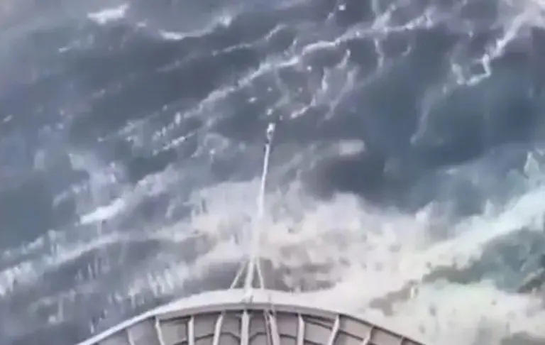 Drama na moru, norveški kruzer uletio u ogromne valove: ‘Uključila se sirena, vidjeli smo zid vode i ništa drugo’