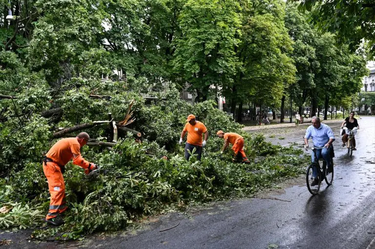 Jako nevrijeme pogodilo Milano, požari i visoke temperature na jugu Italije (FOTO)
