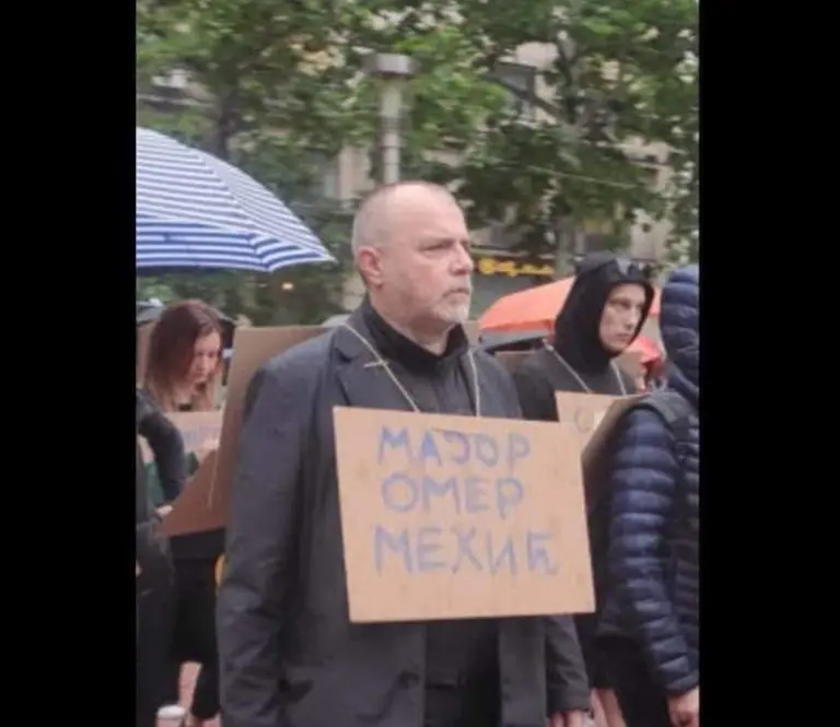 Znakovita poruka Nikole Koje na protestu: „Major Omer Mehić“