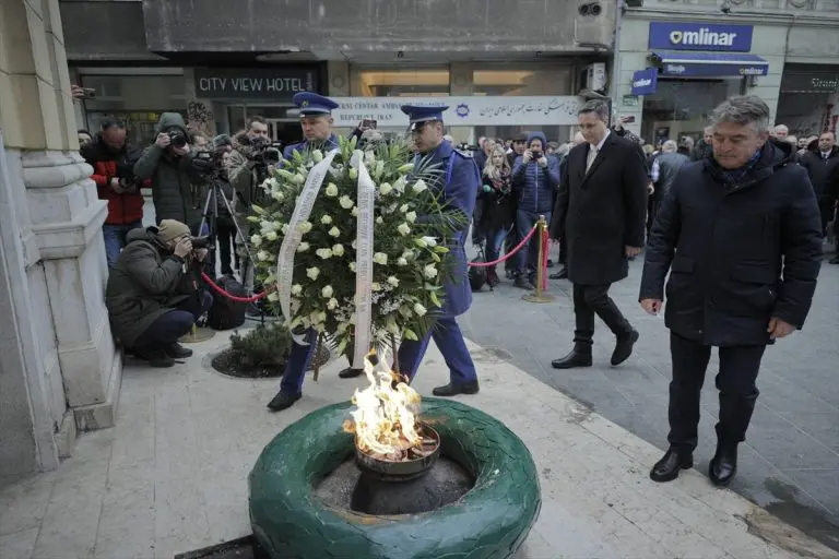 6. april: Brojne delegacije položile cvijeće ispred Vječne vatre povodom Dana grada Sarajeva