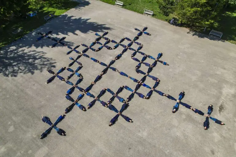 UVEŽI SE U VEZ Nesvakidašnja umjetnička instalacija u Banjaluci (FOTO)