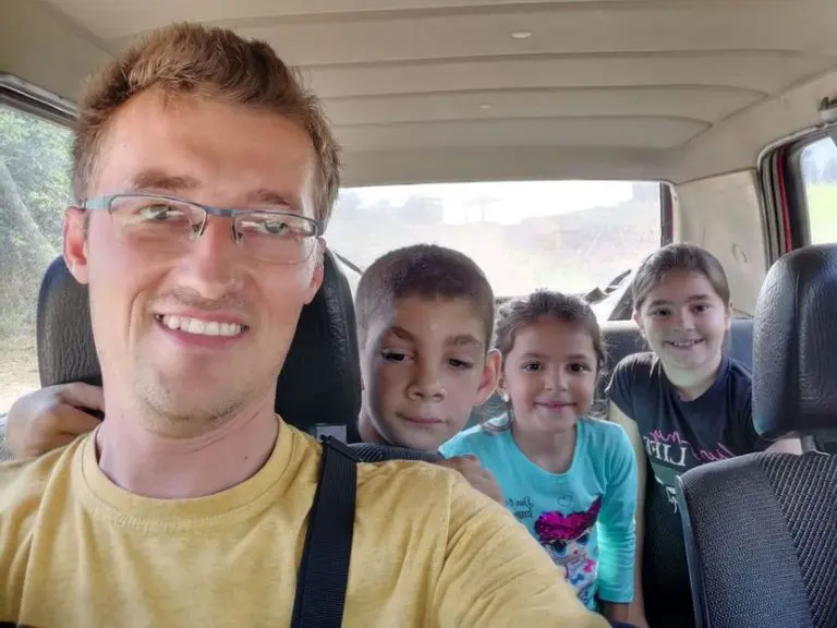 Učitelj Marko, tri đaka u klupi i to je cijela škola: “Naložim im vatru, vozim do škole – mi smo porodica”