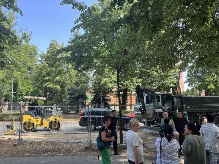 Vukanović parkirao vozilo nasred ulice u znak protesta