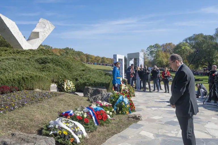 Schmidt prisustvovao odavanju počasti žrtvama nacističke Njemačke u Kragujevcu