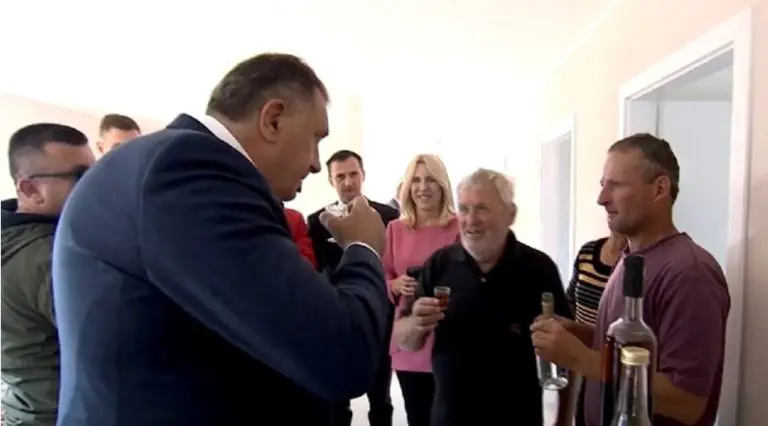 Dodik helikopterom sletio na Baniju i pio rakiju: “Srbija ima 2 države”