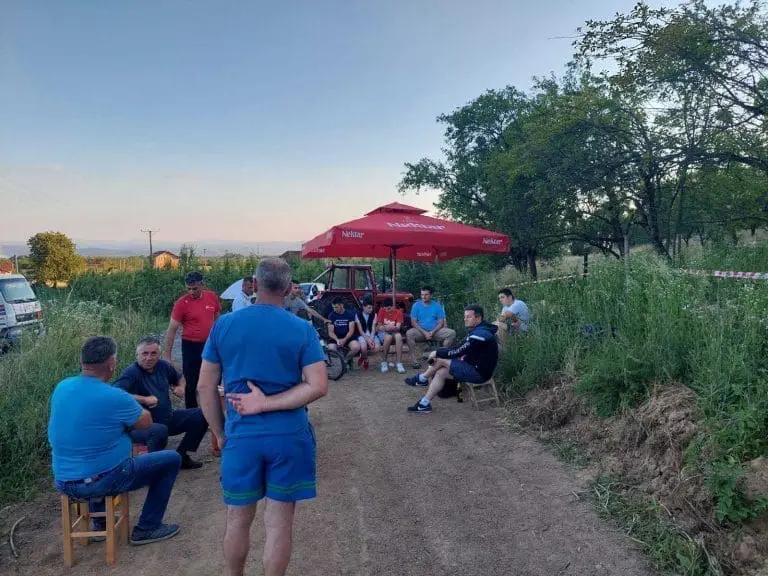 ČUVAJU SELO SVOJIM TIJELIMA: Mještani Bistrice prenoćili na otvorenom (FOTO)