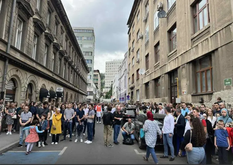 Memorijalna šetnja u znak sjećanja na tragično stradale doktorice Almu i Azru