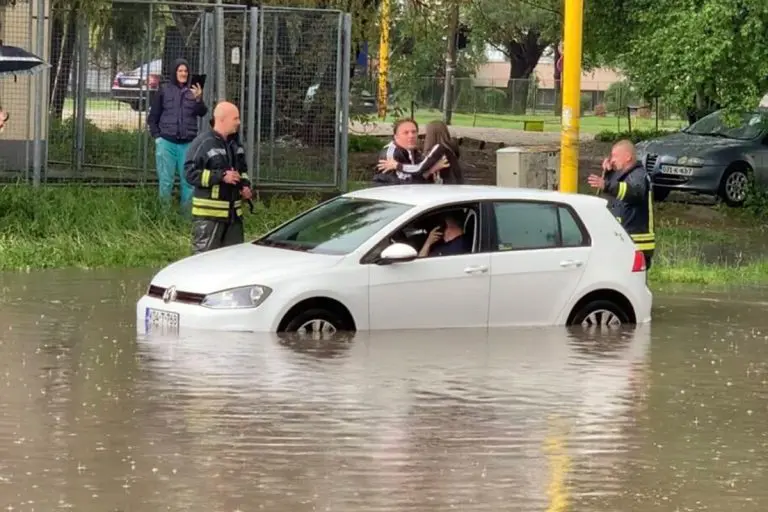 Tuzla: Vatrogasci spasili djecu iz automobila pod vodom