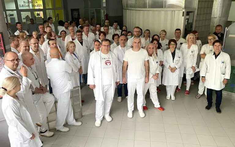 Tužna slika: Hiljade doktora iz cijele FBiH jutros obustavilo rad na pola sata, tužili Vladu FBiH zbog diskriminacije