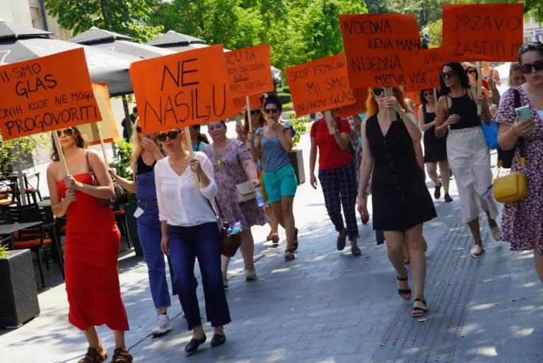 VELIKI PROTESTI ŠIROM BiH: ONE nisu krive!Niti jedna više!