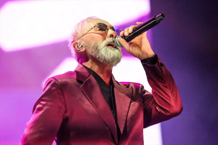 PJEVAČA ODVELA HITNA POMOĆ: Dinu Merlinu pozlilo, oglasio se mendažment