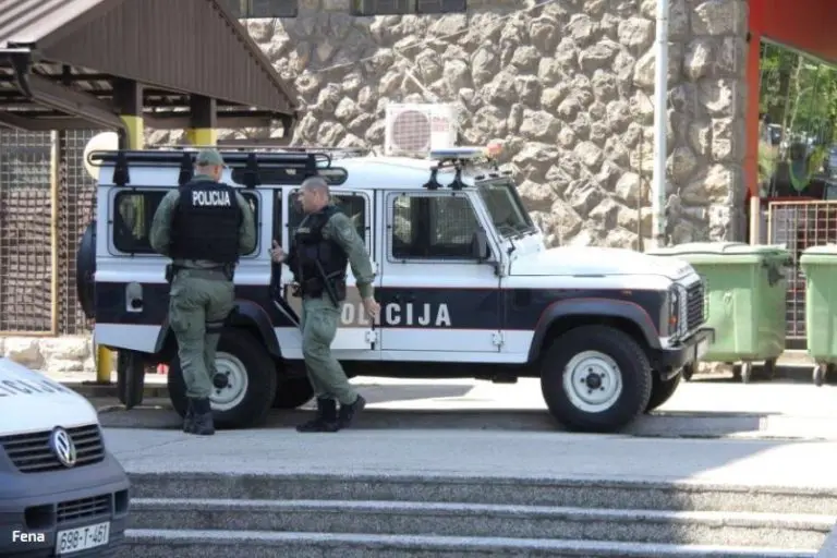 Privedeno 16 policajaca, jedna osoba u bijegu!