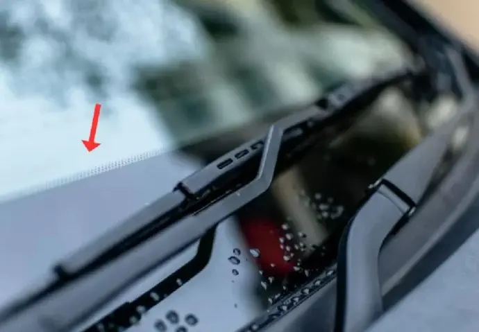 Nisu slučajno postavljene: Znate li za šta služe crne tačkice na staklu automobila?