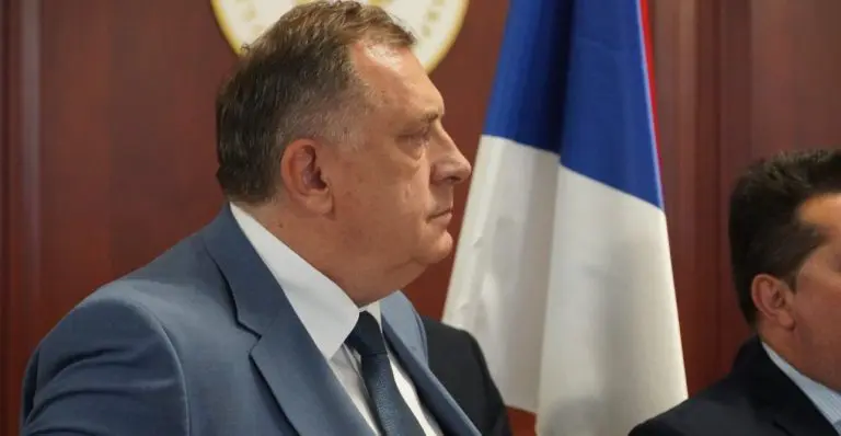 NAVIJAČI  SU ZAUZELI TRIBINE: Početak suđenja Miloradu Dodiku