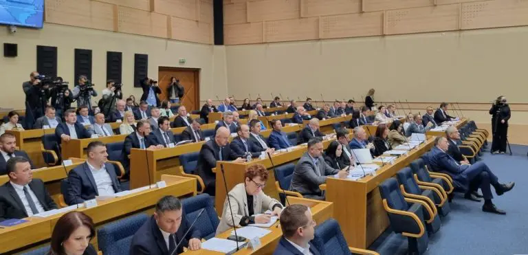 Ko će danas reći “da” plati u koverti?