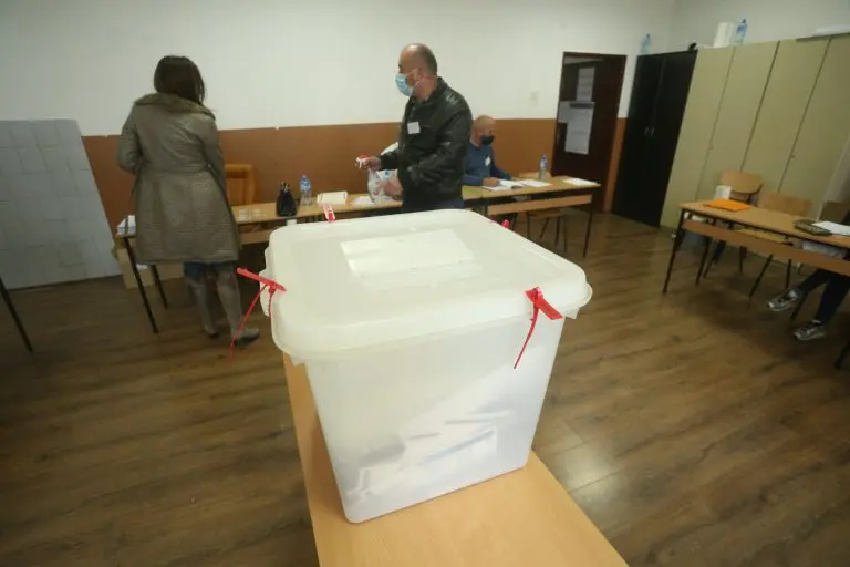 FUNKCIONERSKA KAMPANJA: Građani prodaju glas za 50 KM, asfalt i banderu