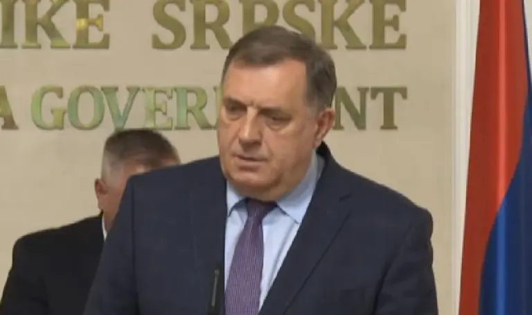 Dodik: Vrlo brzo uvešće se zabrana korištenja telefona u učionicama