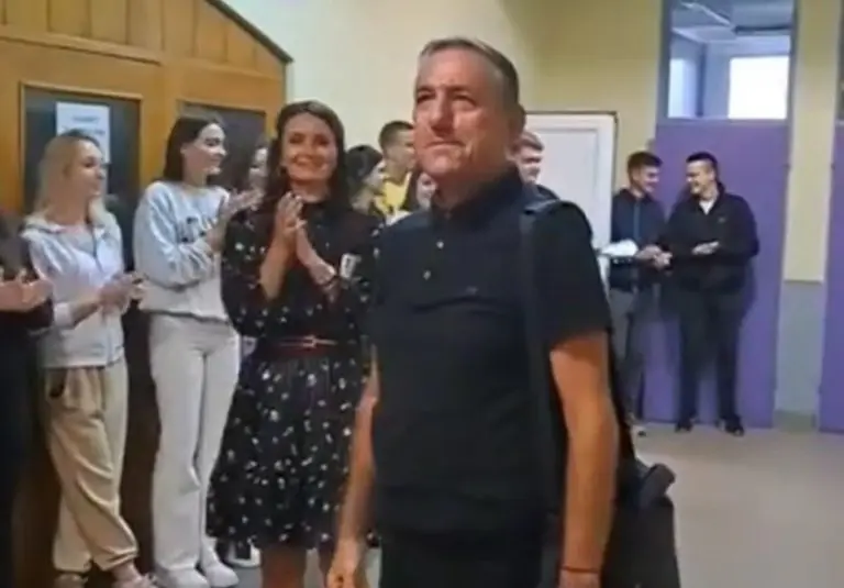 Omiljeni profesor otišao u penziju pogledajte šta su mu đaci priredili poslednjeg radnog dana