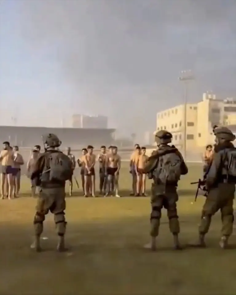 Izraelska vojska na stadionu drži polugole zarobljene Palestince