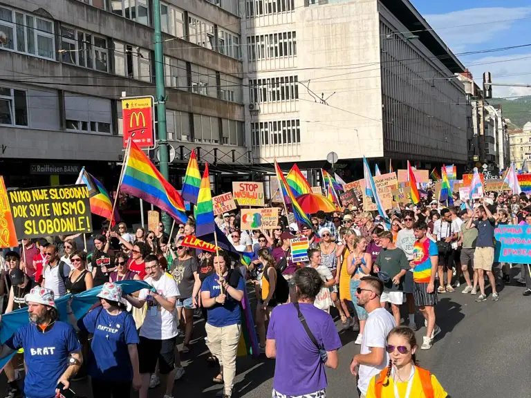 Naoštravanje primitivizma, šta svrbi Sarajevo